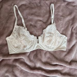 4/20$         Simons  pale blush lace bras